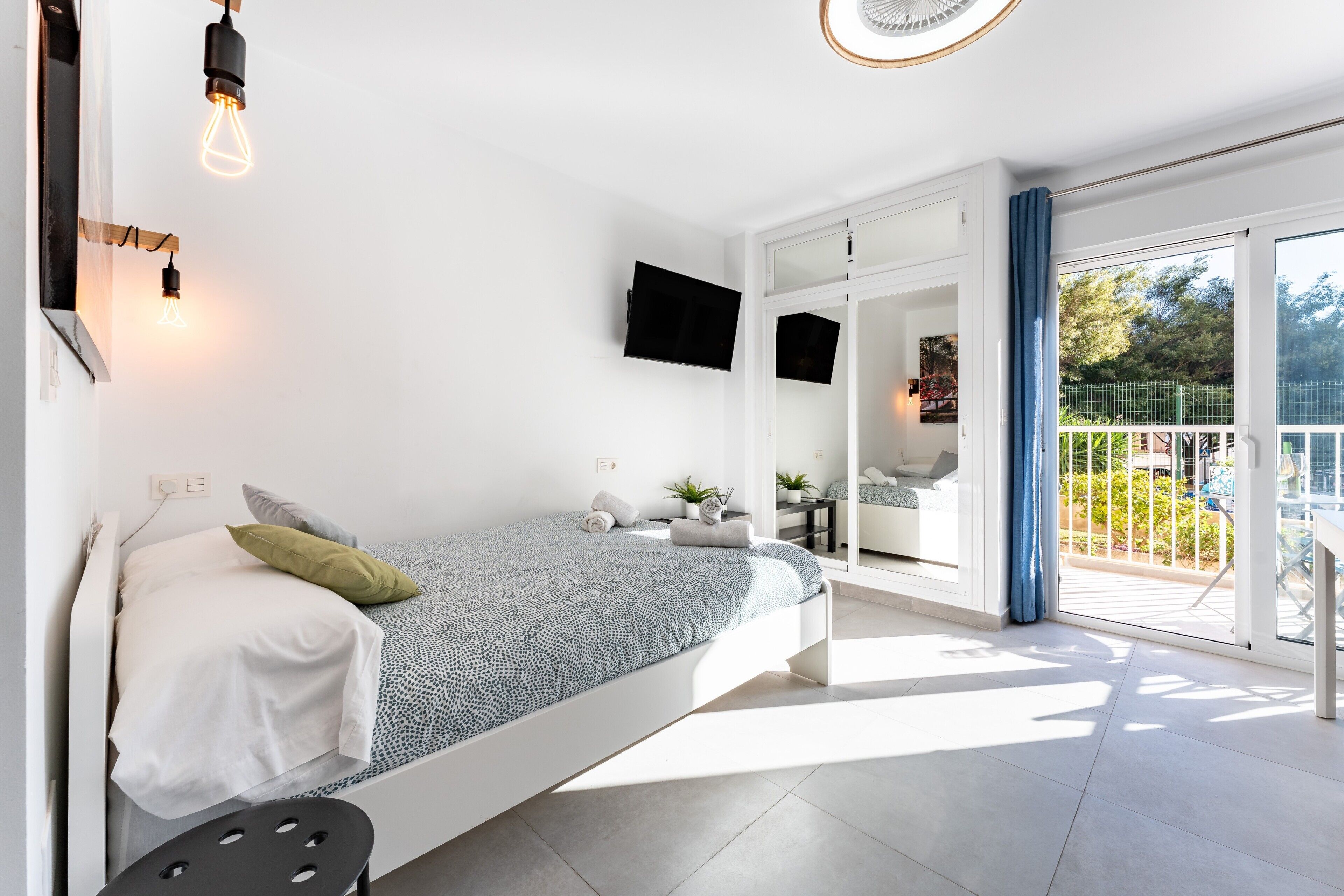 Iron/ironing board, free WiFi, bed sheets