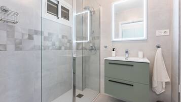 Dusche, Haartrockner, Handtücher