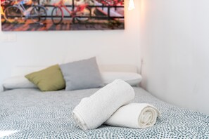Een strijkplank/strijkijzer, gratis wifi, beddengoed