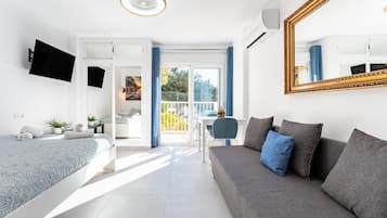 Iron/ironing board, free WiFi, bed sheets