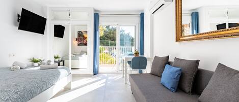 Tabla de planchar con plancha, wifi gratis y ropa de cama