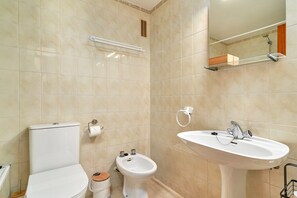 Shower, hair dryer, towels - Apartment 'Casa Bellota' with Sea View, Wi-Fi and Air Conditioning (Torrox)