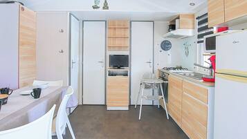 Réfrigérateur, micro-ondes, four, plaque de cuisson