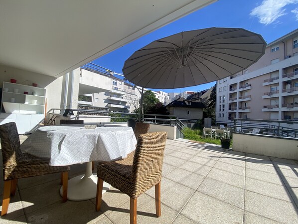 Outdoor dining - Apartment "Au Clos Celestin" with Private Garden & Wi-Fi (Annemasse)