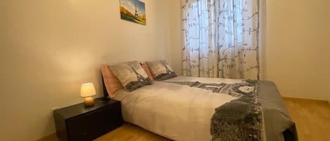 3 室のベッドルーム、アイロン / アイロン台、WiFi (無料)、ベッドシーツ