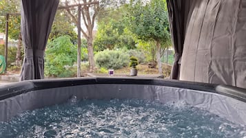 Tina de hidromasaje al aire libre