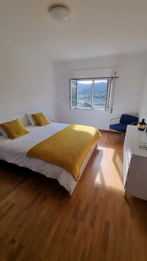 3 chambres, fer et planche à repasser, Wi-Fi gratuit, draps fournis