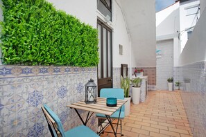 Outdoor dining - Pink Sea, Free Parking (Nazaré)