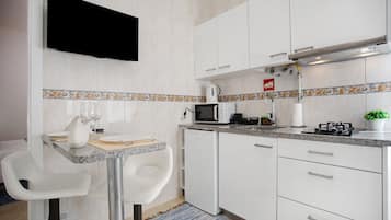 Refrigerador, microondas, parrilla de estufa y cafetera y tetera