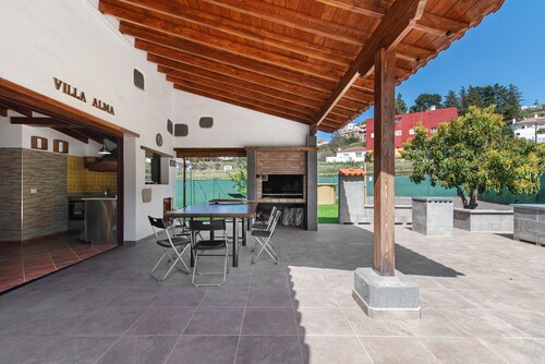Ferienhaus 'Villa Alma' mit Bergblick, privater Terrasse und privatem Garten