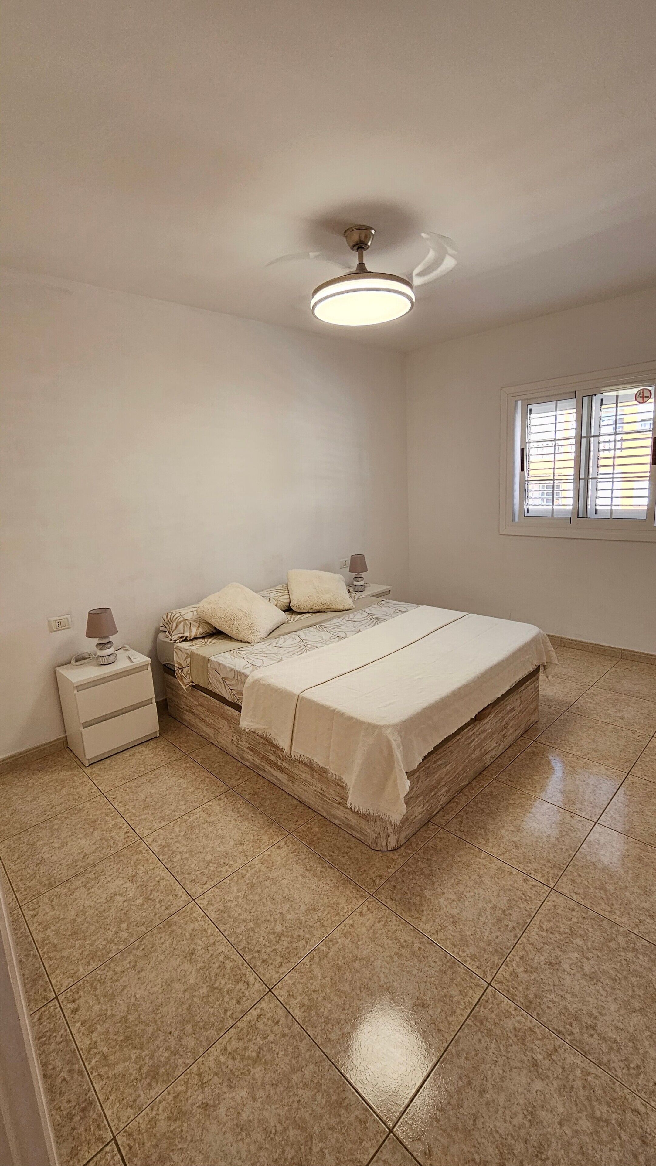 1 habitación, tabla de planchar con plancha, wifi gratis y ropa de cama 