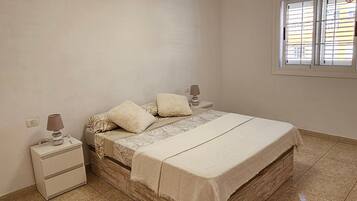 1 habitación, tabla de planchar con plancha, wifi gratis y ropa de cama
