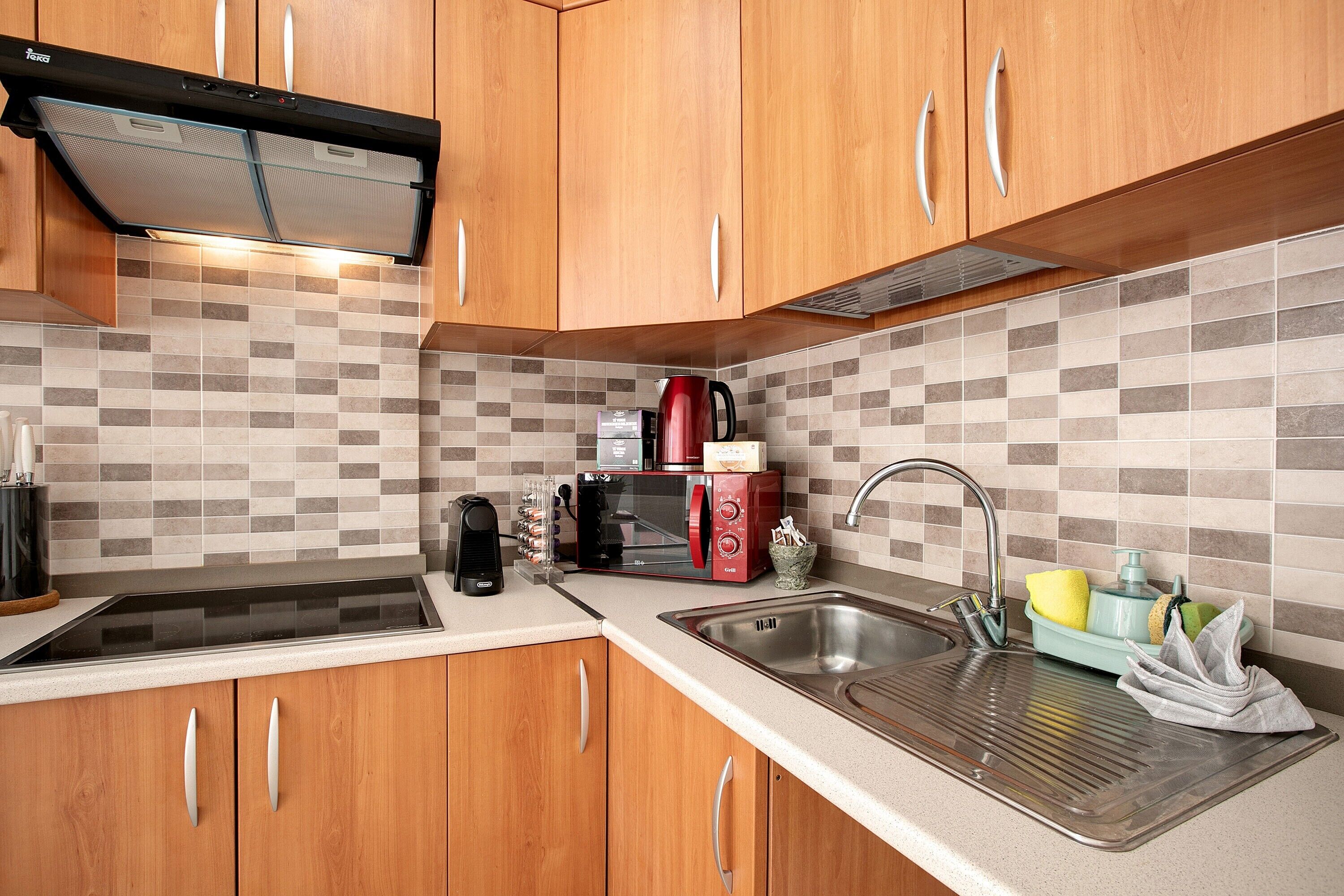 Fridge, microwave, stovetop, coffee/tea maker