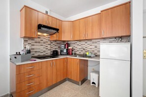 Kühlschrank, Mikrowelle, Herdplatte, Wasserkocher mit Kaffee-/Teezubehör