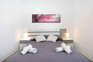 2 chambres, fer et planche à repasser, Wi-Fi gratuit, draps fournis