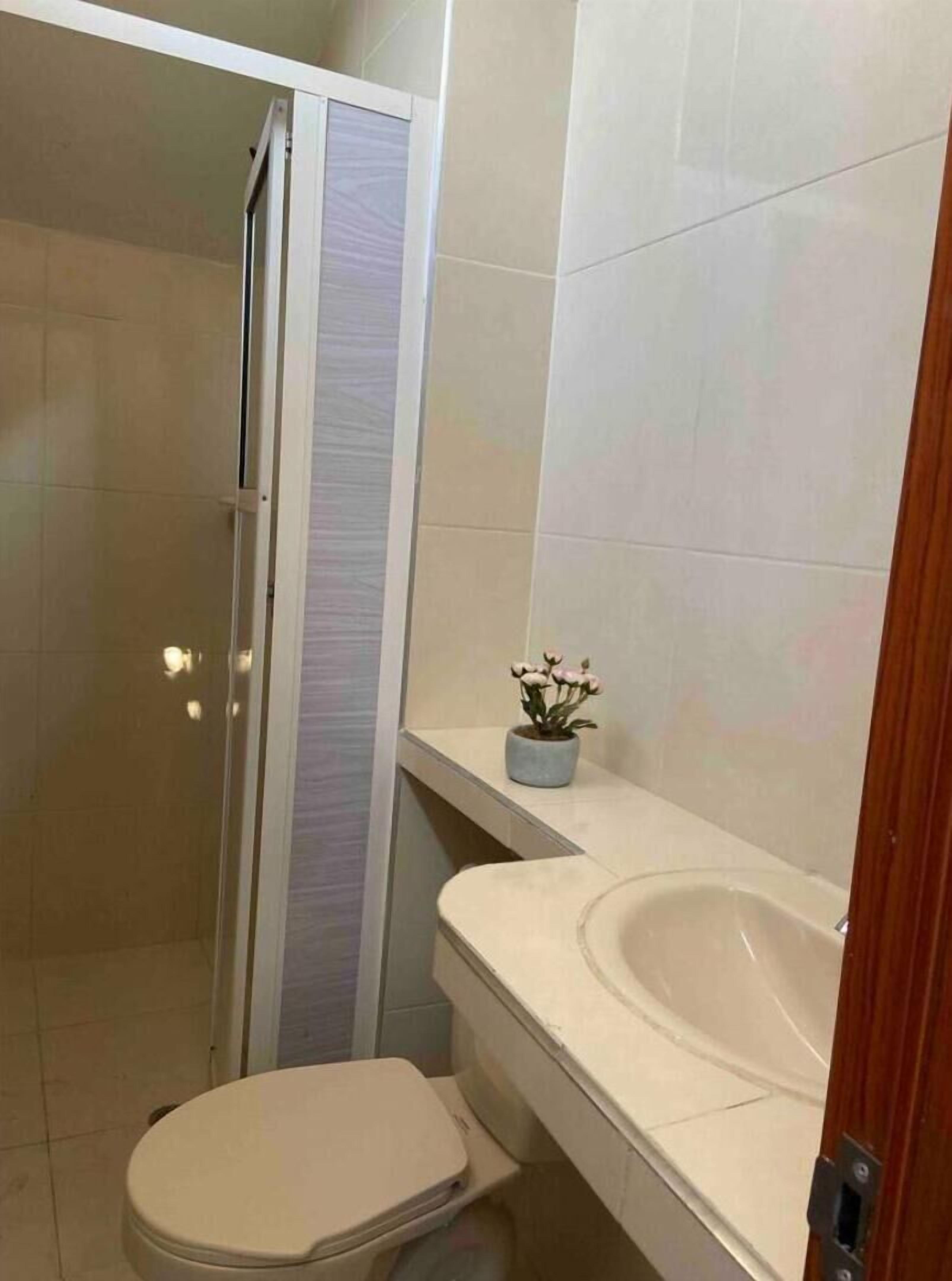 Serviettes fournies, savon, shampoing, papier toilette