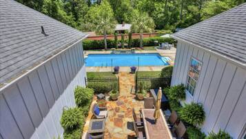 Alberca al aire libre y alberca climatizada