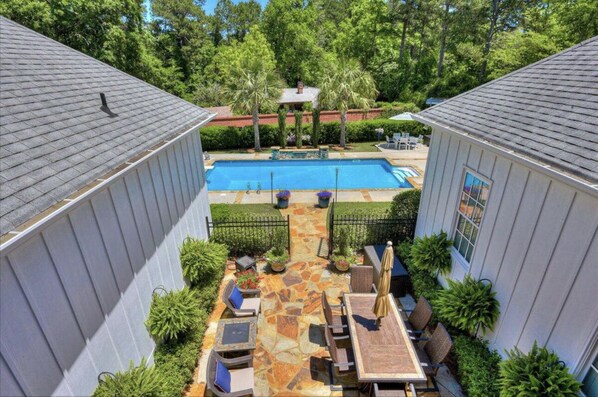 Una piscina al aire libre, una piscina climatizada