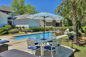 Una piscina al aire libre, una piscina climatizada