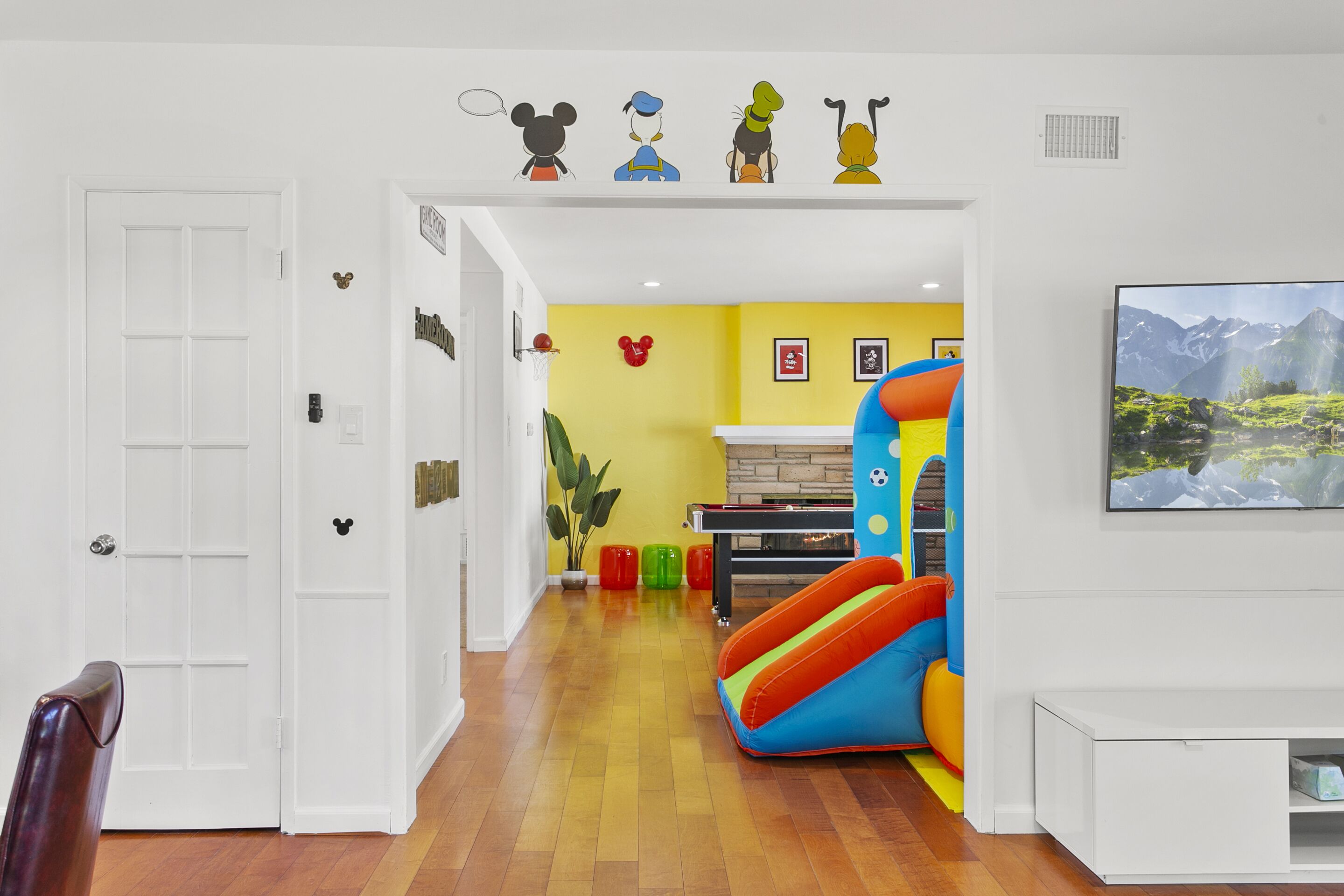 NEW Magical Family Fun! 10 Mins to Disneyland, Private Pool/Bounce House!