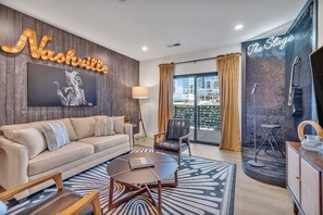 Fernseher, Tischtennisplatte, Bücher