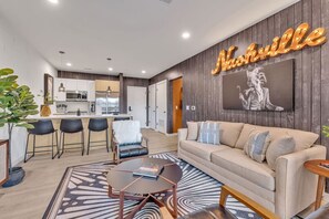 Télévision, table de tennis de table, livres