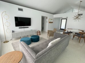 Smart TV, computer monitors - Calm and Cozy Mid-Century Modern Retreat (Bradenton)