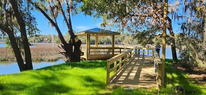 Discover 5 Acres of Secluded Luxury on the Marsh and Close to the Beach: Edisto