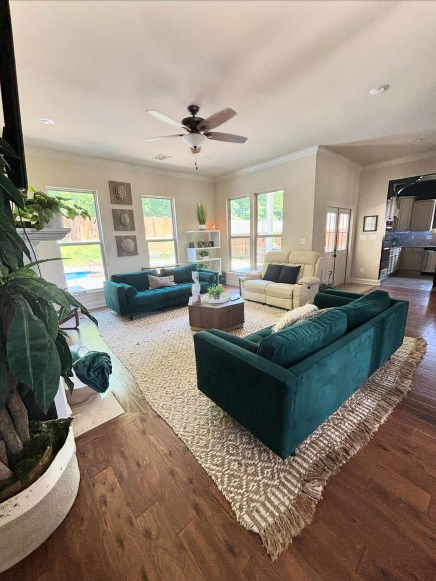 Spacious 6bedroom house with outdoor kitchen and pool with great