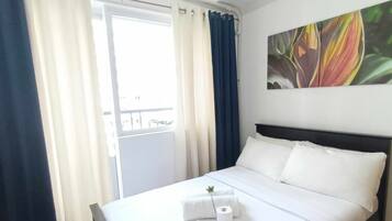 1 habitación, caja de seguridad en la habitación y escritorio