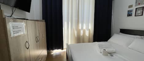 Condo tiện nghi đơn giản, 1 phòng ngủ, quang cảnh hồ bơi | 1 phòng ngủ, két bảo mật tại phòng, bàn, màn/rèm cản sáng