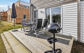 Outdoor dining - Beautiful home in Tossens with WiFi (Tossens)