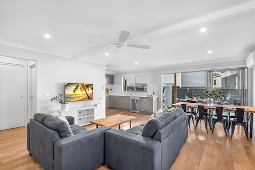 Retreat at Woodland – Entertainers Delight with Spa, Pizza Oven & Cozy Fire Pit