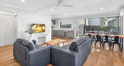 Retreat at Woodland – Entertainers Delight with Spa, Pizza Oven & Cozy Fire Pit