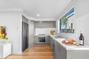 Fridge, microwave, oven, stovetop - Retreat at Woodland – Entertainers Delight with Spa, Pizza Oven & Cozy Fire Pit (South Nowra)