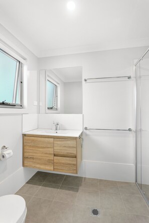 Een douche, een haardroger, handdoeken, zeep