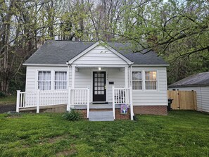 Exterior - A Charming Craftsman's Cottage that is 5 minute walk from downtown Greeneville. (Greeneville)
