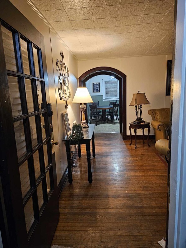 Interior - A Charming Craftsman's Cottage that is 5 minute walk from downtown Greeneville. (Greeneville)