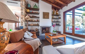 TV, fireplace - Lovely home in Rocca di Papa (Rocca di Papa)