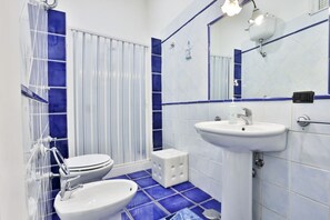 Dusj, hårføner, bidé og håndklær