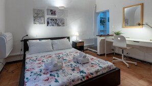 A hotel room with a bed, a desk, a chair, a desk lamp, and a mirror. - GuestHost - Comfortable apartment of about 50 sqm that can accommodate up to 2 people located on the first floor of an ancient building, without elevator (NOT suitable for the disabled). The property is located in the center of Pisa a short distance from (Pisa)