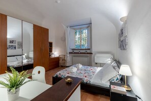 1 habitación, tabla de planchar con plancha, wifi y ropa de cama