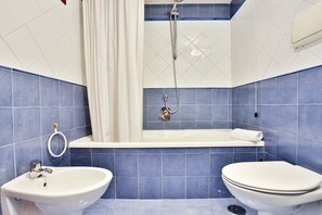 Douche, séchoir à cheveux, bidet, serviettes fournies