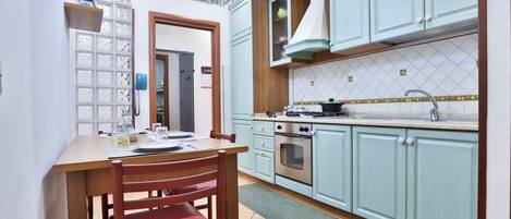 Fridge, oven, stovetop, cookware/dishes/utensils