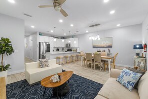 Smart TV, books - Cozy Retreat Close to Beach, 3 bed/2bath Townhouse, King Bed, Free Parking (Panama City)