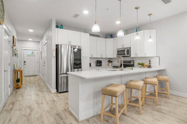 Fridge, microwave, oven, stovetop - Cozy Retreat Close to Beach, 3 bed/2bath Townhouse, King Bed, Free Parking (Panama City)