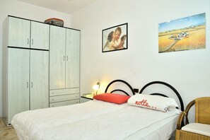 2 bedrooms, WiFi, bed sheets