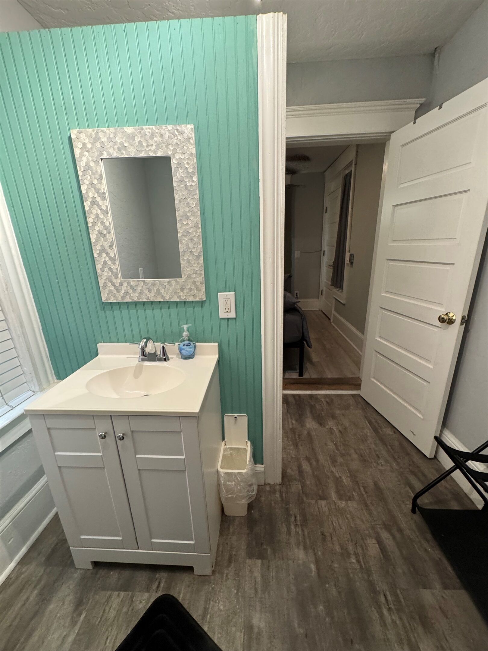 Douche, sèche-cheveux, serviettes fournies