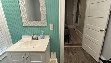 Douche, sĂšche-cheveux, serviettes fournies