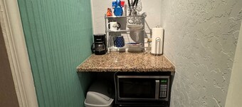 TINY unit in cottage in the middle of Downtown